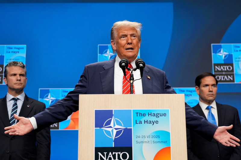 USA:s president Donald Trump, flankerad av försvarsminister Pete Hegseth och utrikesminister Marco Rubio, på presskonferensen efter Natotoppmötet i Haag.