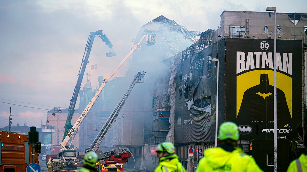 Brandmän kämpar mot lågorna som slukade stora delar av Børsen i Köpenhamn på tisdagen.