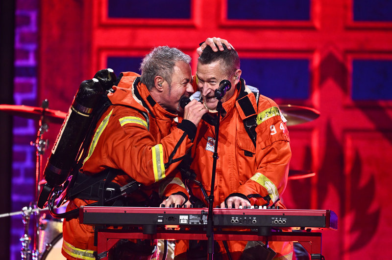 Glenn Borgkvist tillsammans med Olle Östberg på torsdagens repetition dit Östberg fördes i rullstol. På scenen klarade han sig sedan utan rullstolen. 