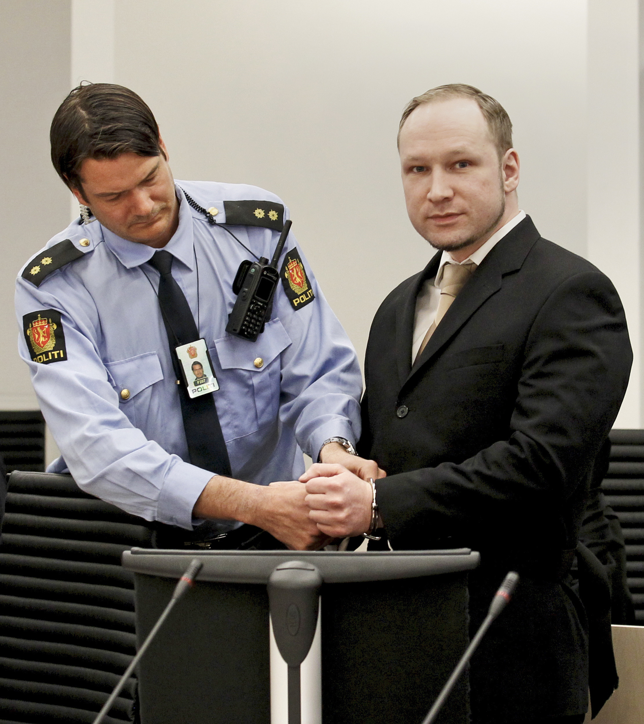 En lugn och samlad Anders Behring Breivik anlände till Oslo tingsrätt i handbojor.