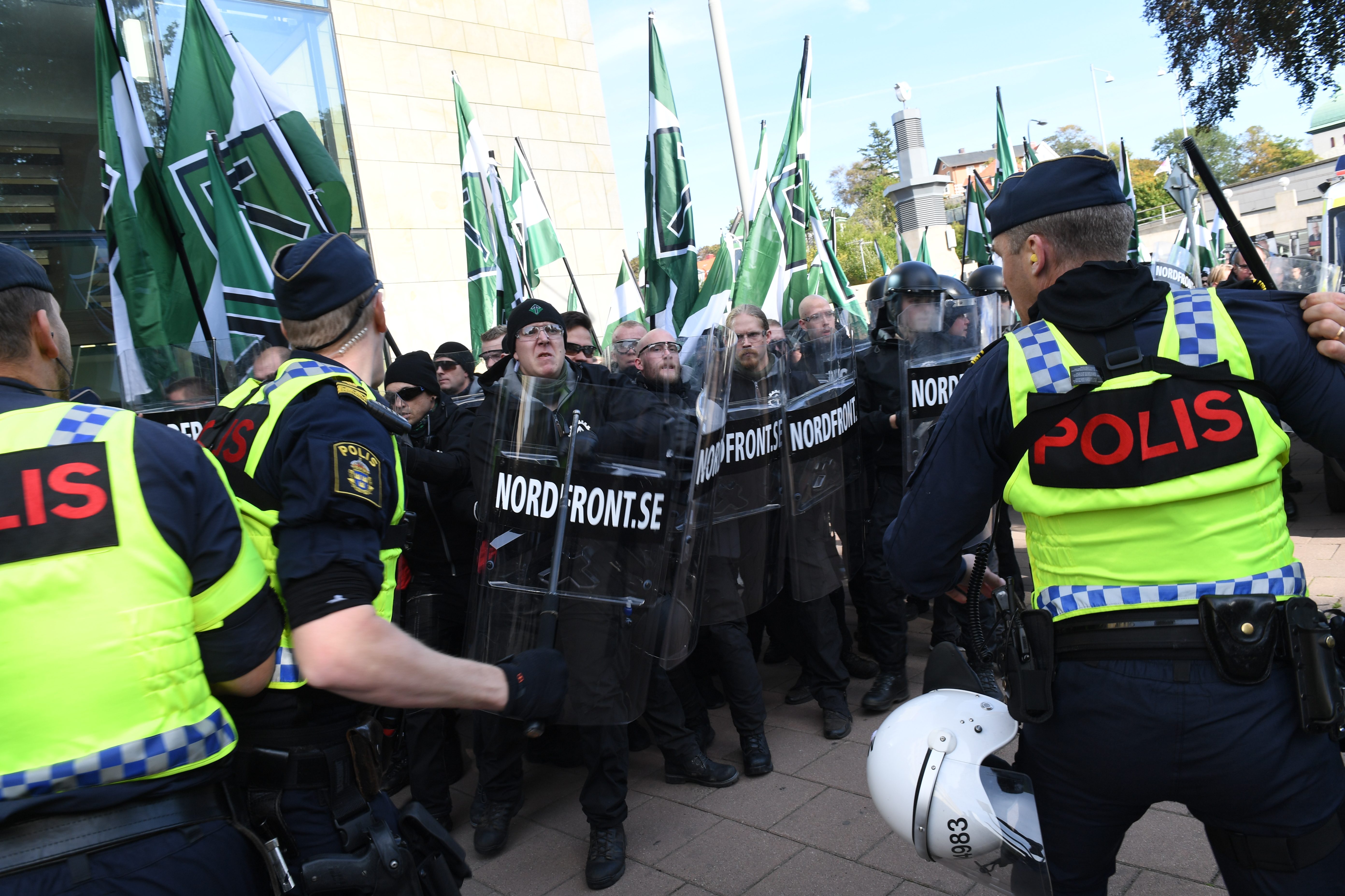 I samband med kravallerna ska minst en polis blivit skadad och 20 personer ska ha omhändertagits. I samband med kravallerna ska minst en polis blivit skadad och 20 personer ska ha omhändertagits.