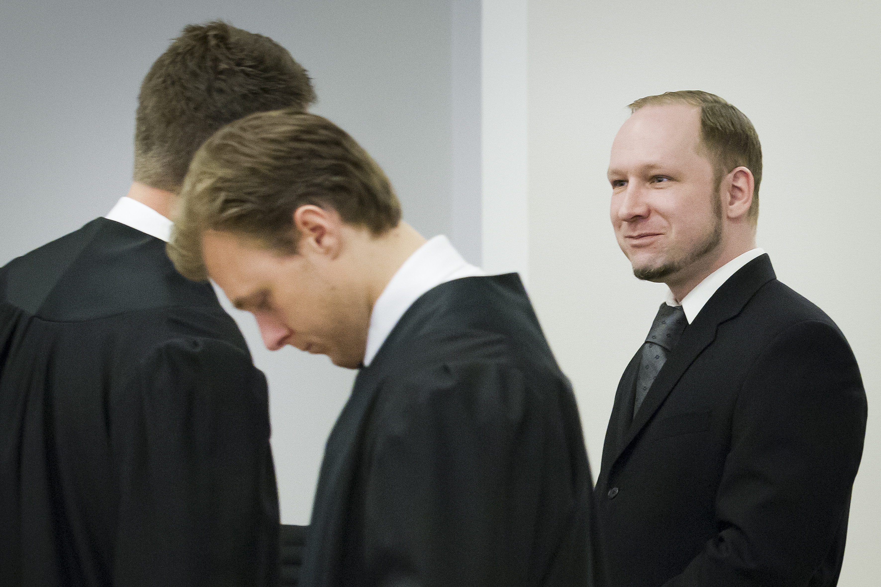 Breivik ler mot advokaterna Odd Ivar Grøn och Tord Jordet.