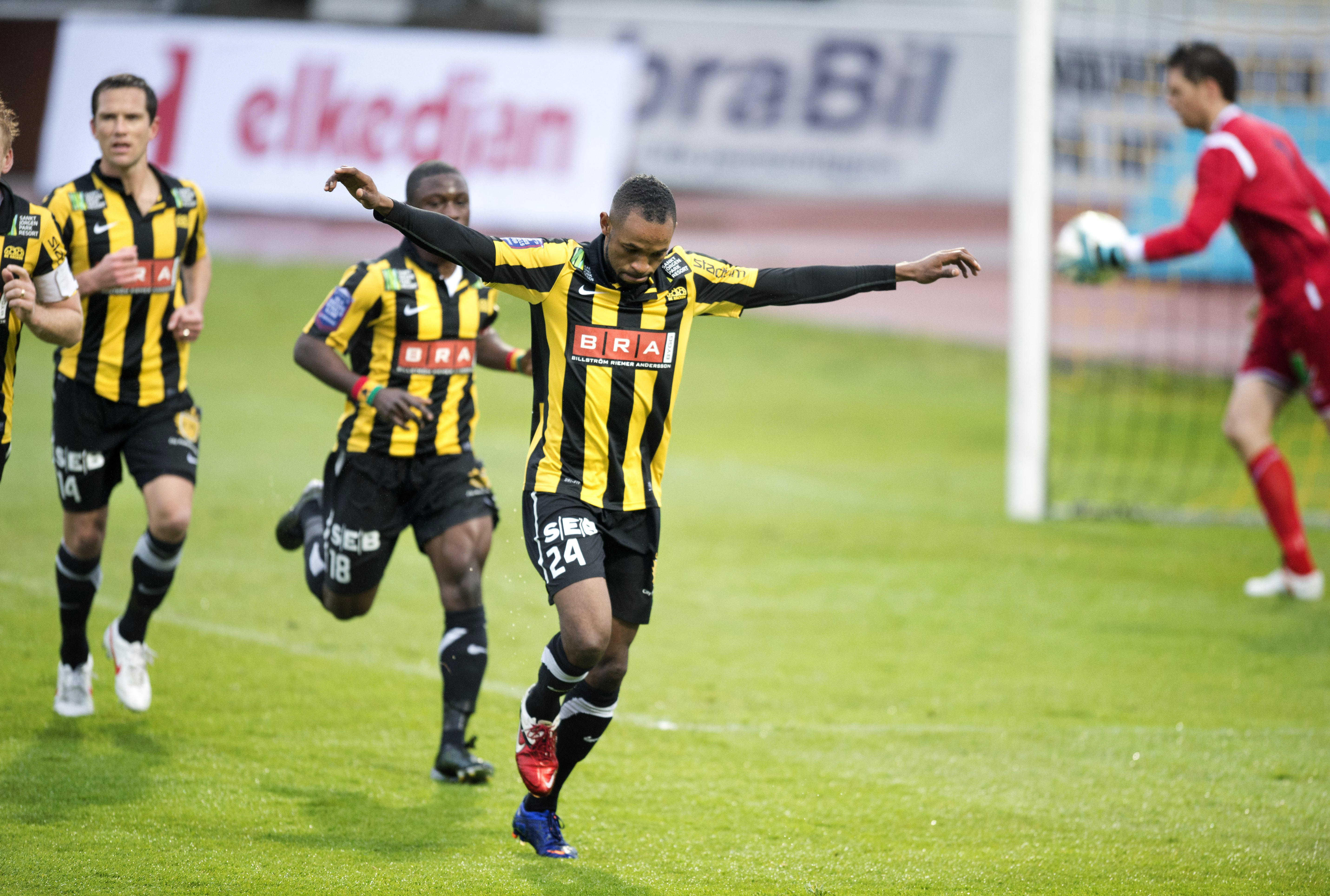 Allsvenskans nuvarande skyttekung Rene Makondele firar ett av sina två mål. Strax bakom springer skytteligatvåan Majeed Waris.
