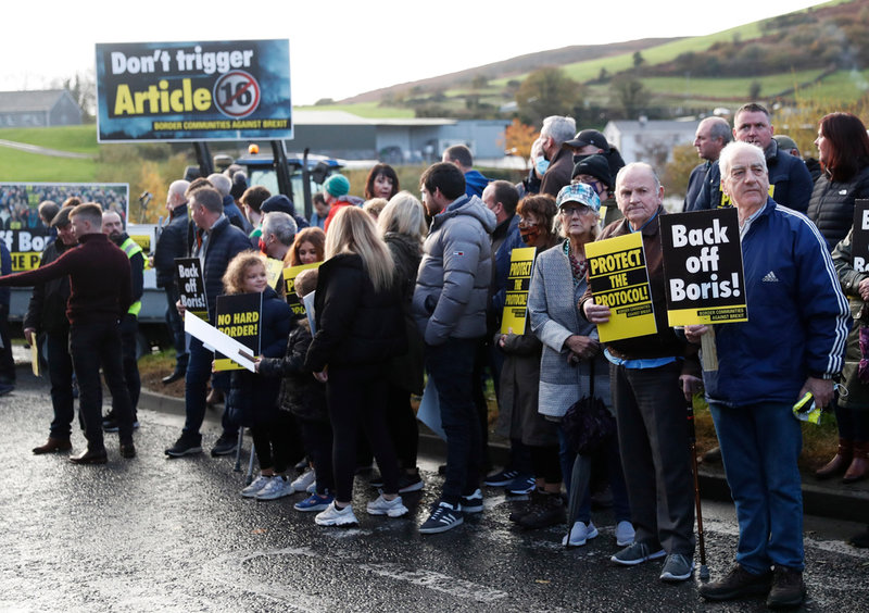 Brexitkritiker demonstrerar vid den irländska gränsen i Carrickcarnon i november förra året, för att avråda den brittiska regeringen från att vidta några nödåtgärder. Arkivbild.
