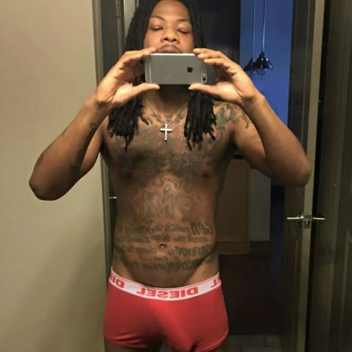 Rapparen Cash Out levererar även han en avklädd en selfie. Rapparen Cash Out levererar även han en avklädd en selfie.