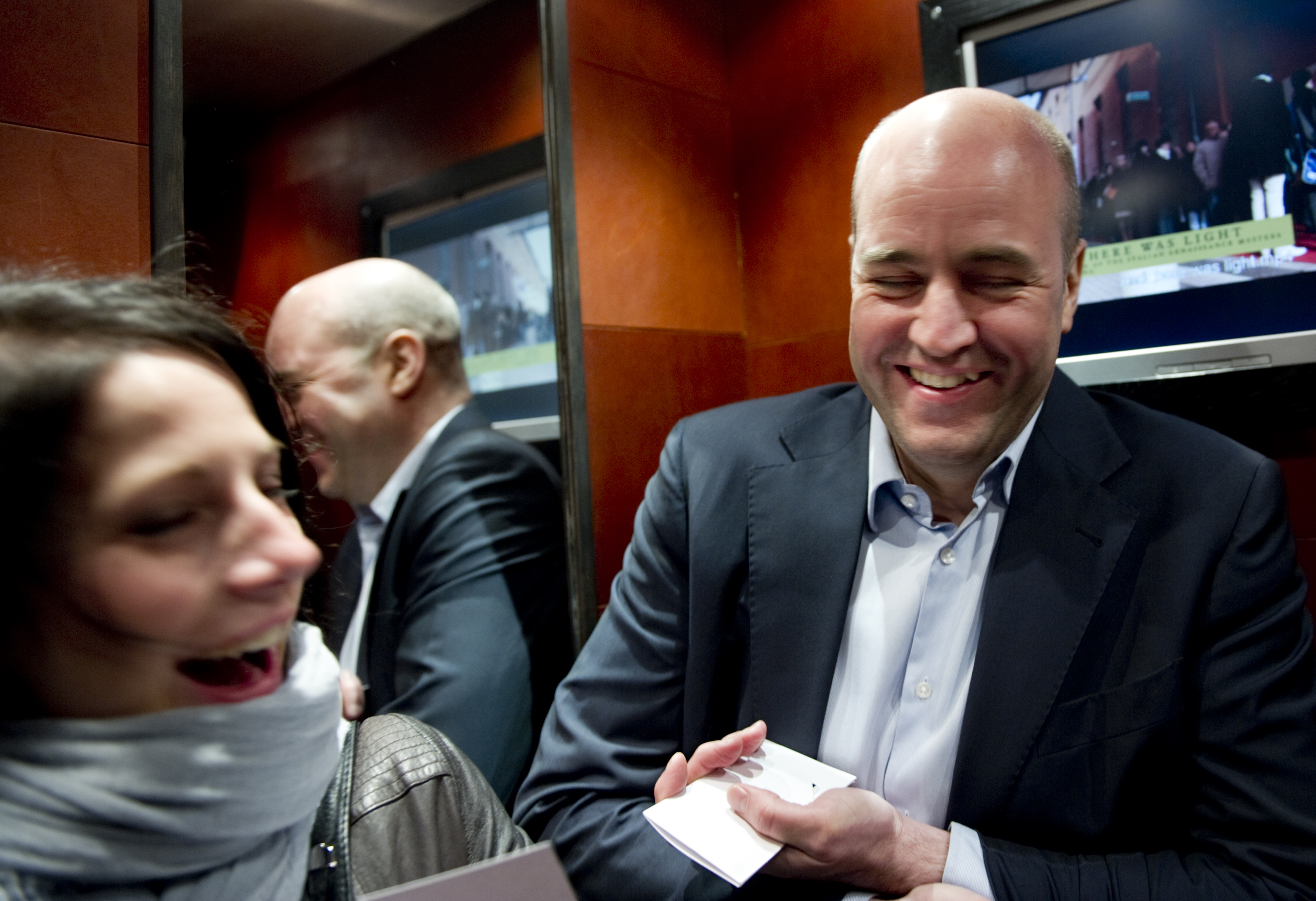 Undrar om Fredrik Reinfeldt är såhär glad över att vara tillbaka i Sverige?