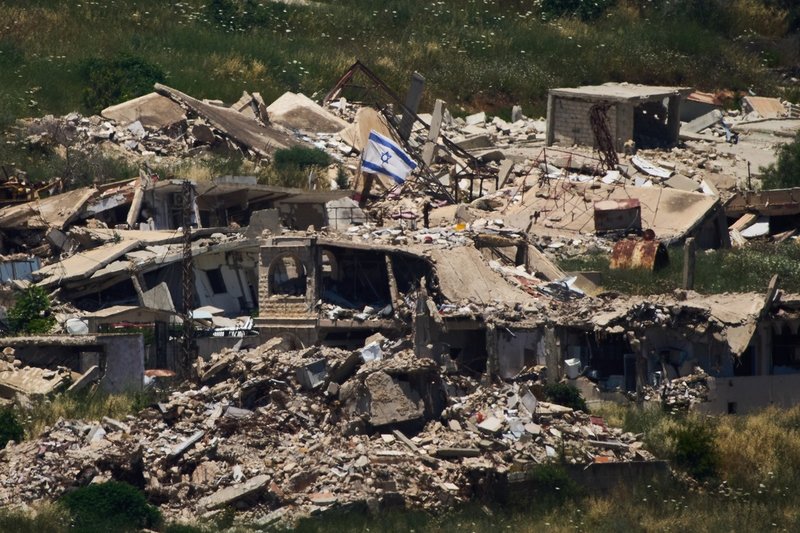 En israelisk flagga har placerats ovanpå resterna av byggnader som har förstörts i södra Libanon, där israeliska styrkor har tagit kontroll och inlett stora rivningar.