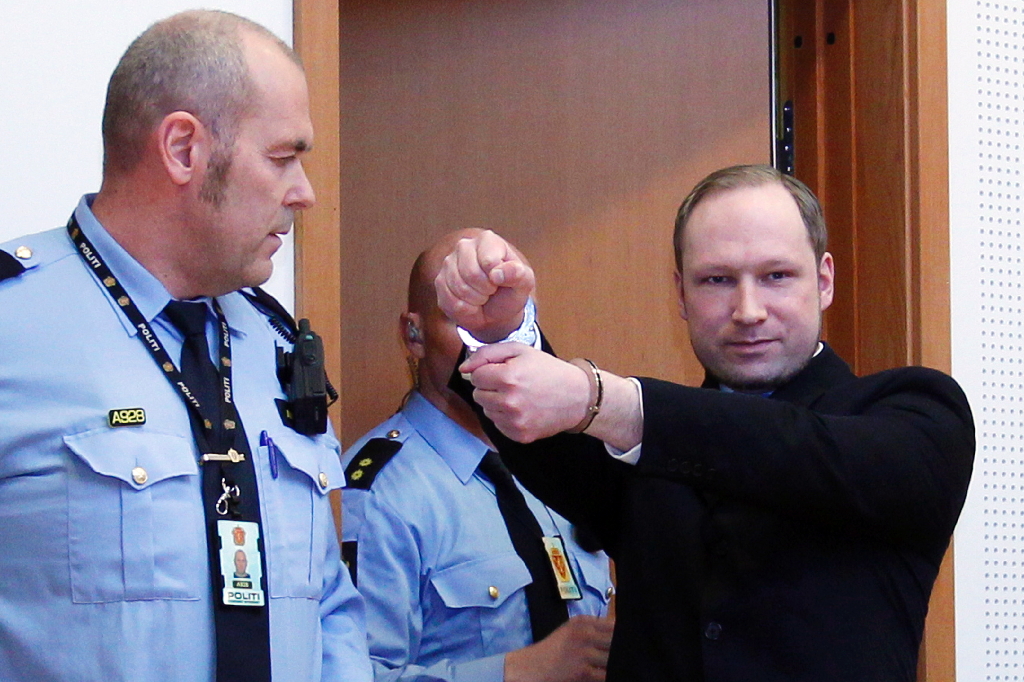 Breivik gjorde en högerextrem hälsning i rättssalen under häktningsförhandlingarna.