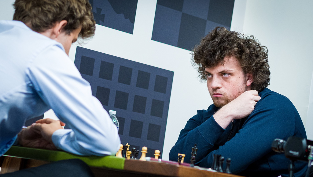Schackspelaren Hans Niemann (till höger) anklagas för fusk sedan 19-åringen oväntat slagit världsmästaren Magnus Carlsen vid Sinquefield Cup i Saint Louis, USA.