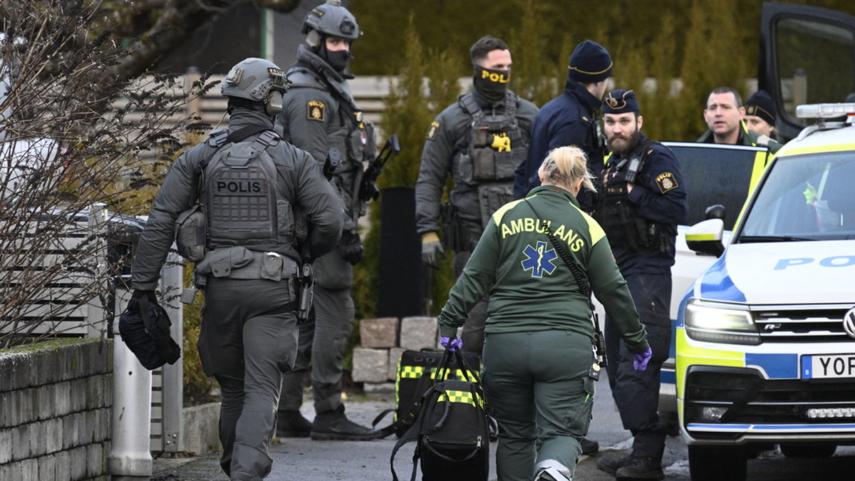 Polis på plats i Hässleholm efter att ett pizzabud hotats av en man, som senare riktade vapen mot polis. Polisen avlossade verkanseld mot mannen, men ingen person har skadats.