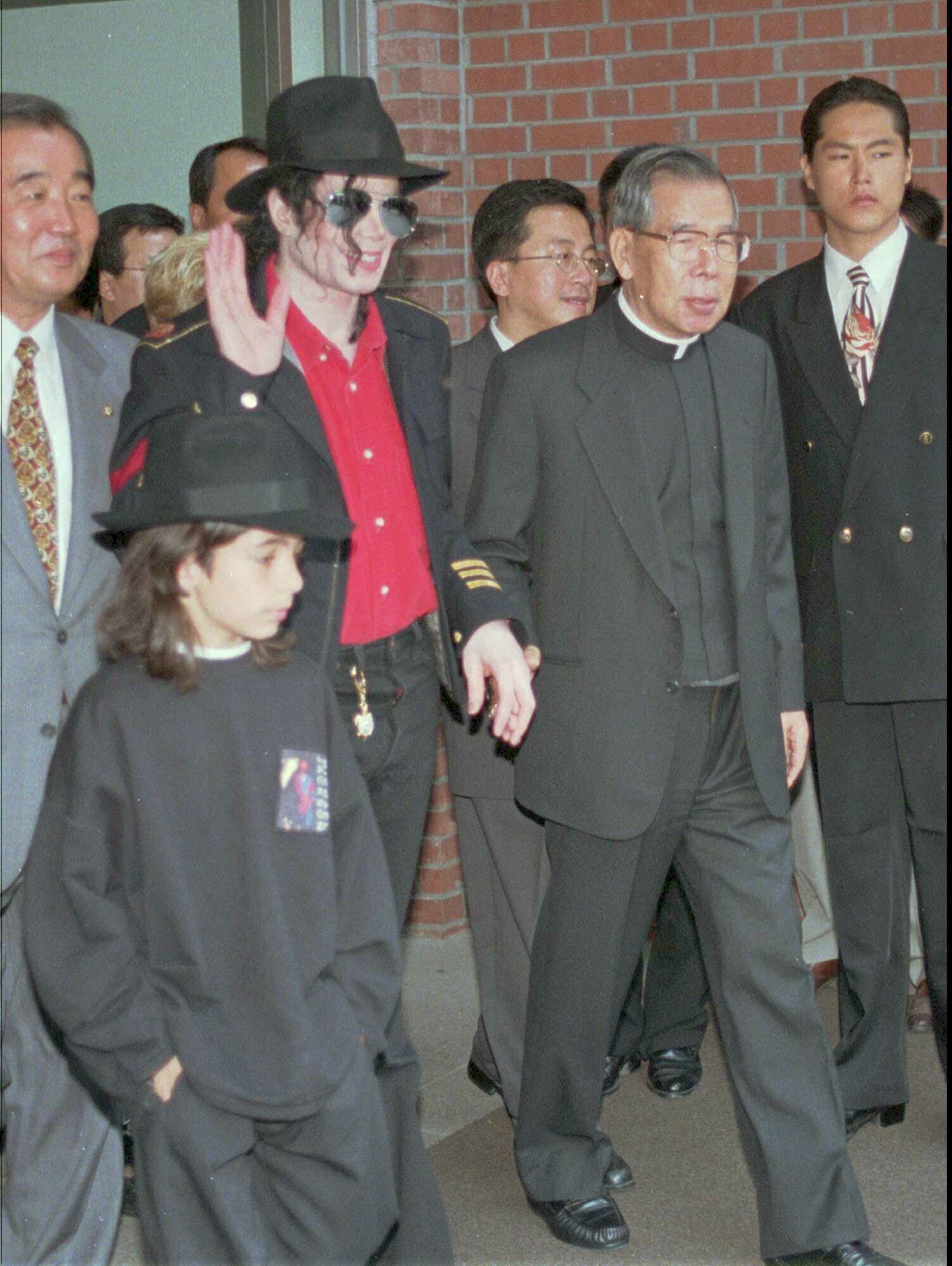 Omer Bhatti besöker Seoul med Michael Jackson.