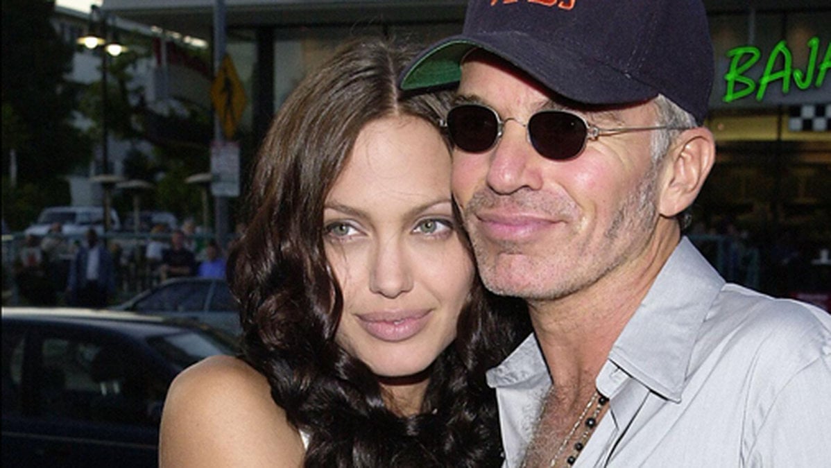 Angelinas andra bröllop blev med skådespelaren Billy Bob Thornton. De gifte sig år 2000 och skilde sig år 2003. 