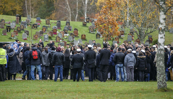 Flera grät under begravningen för Lavin. 