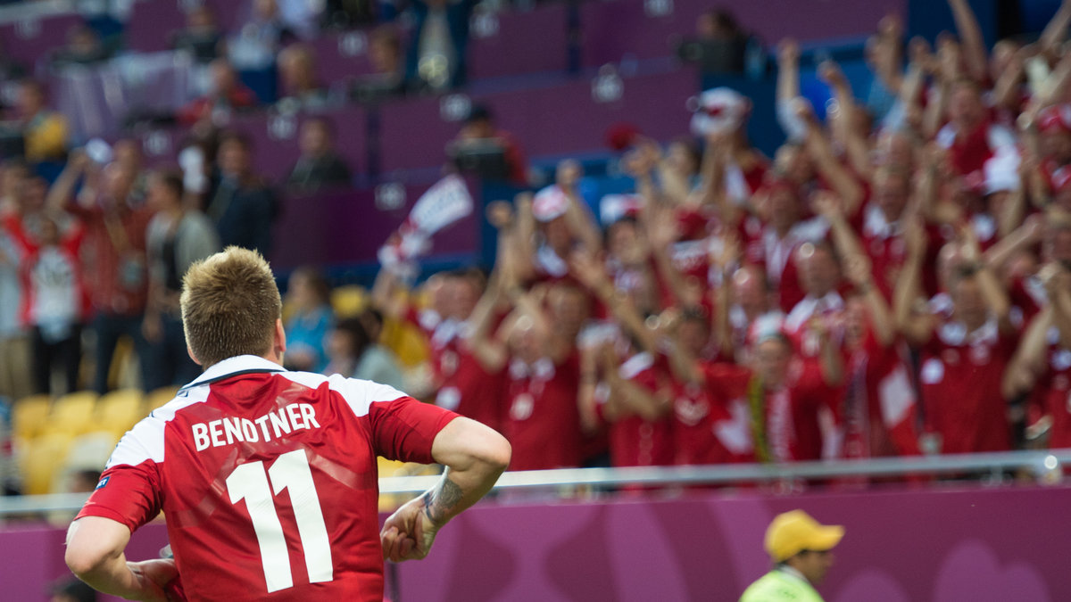 Bendtner blev avstängd i en VM-kval-match och fick böta 900 000 kronor efter att ha visat upp sponsrade kalsonger under EM 2012.