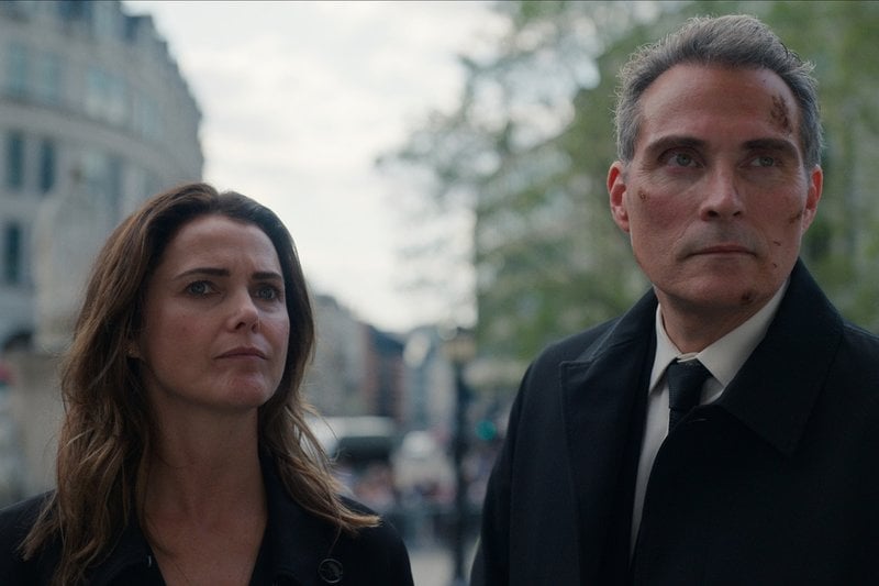 Ambitiösa diplomatparet Kates (Keri Russell) och Hals (Rufus Sewell) relation ställs på prov av den nya presidentens beslut i "The diplomat". 