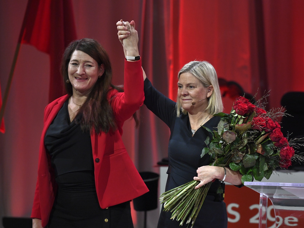 LO:s ordförande Susanna Gideonsson till vänster och statsminister Magdalena Andersson till höger efter ett tal på LO:s kongress i Folkets Hus i Stockholm i december. Arkivbild.