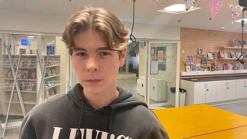 14-åriga Hristijan Anastasov säger att det ofta är tydligt vad som är sant och inte på sociala medier, särskilt när det kommer från etablerade medier. 'Men ibland tänker man 'jaha det kanske är sant' om en random video och berättar det vidare för sina kompisar', säger han.