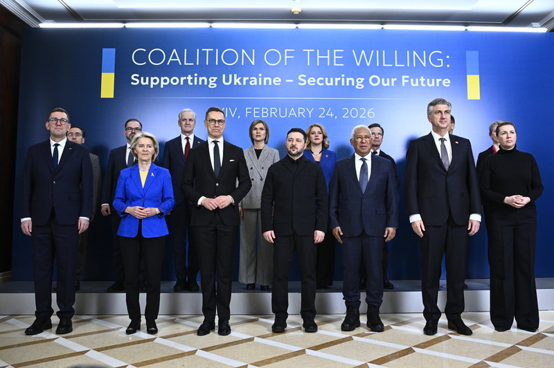 Ukrainas president Volodymyr Zelenskyj (mitten) med bland annat Estlands statsminister Kristen Michal, EU-kommissionens ordförande Ursula von der Leyen, Finlands president Alexander Stubb, Europeiska rådets ordförande Antonio Costa,Kroatiens premiärminister Andrej Plenković och Danmarks statsminister Mette Frederiksen.