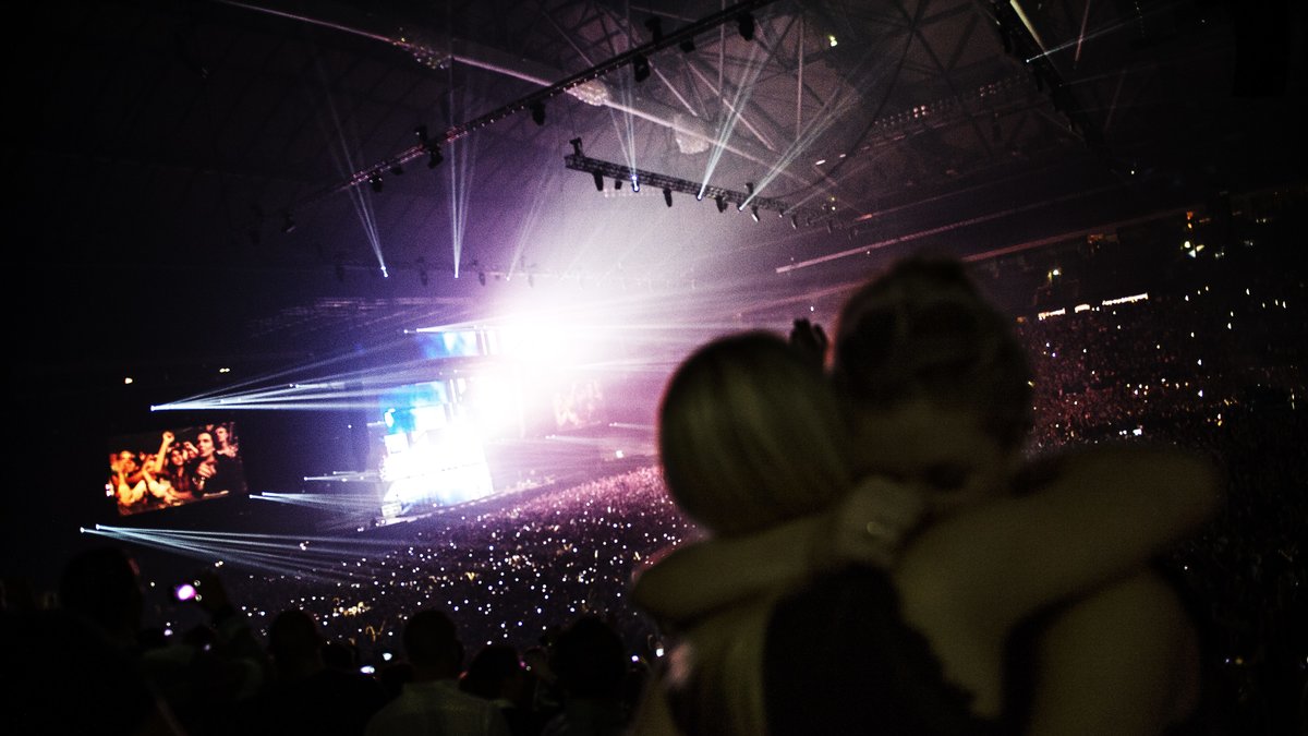 Fansen i extas på Friends Arena under Swedish House Mafias spelning.