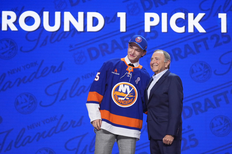 Matthew Schaefer gratulerades av NHL-chefen Gary Bettman efter att ha blivit vald som etta i årets draft.