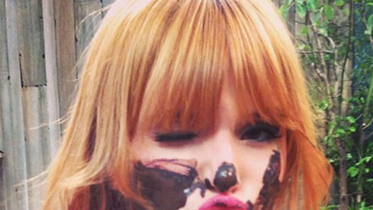 Bella Thorne med varm lera i ansiktet.