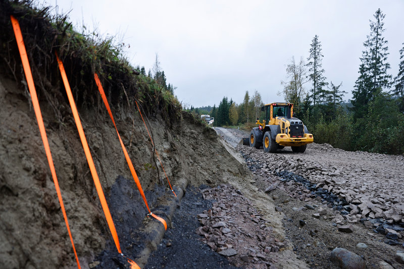 Arbetet med att åtgärda vägar och infrastruktur efter skyfallens framfart fortgår.