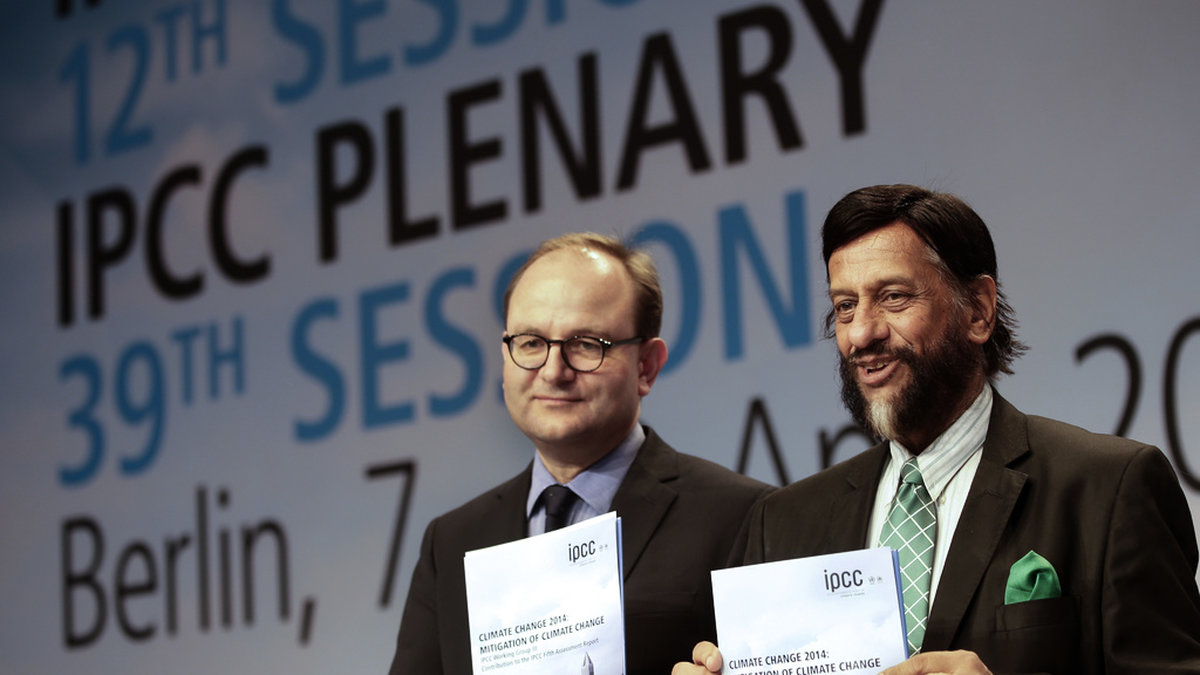 Ottmar Edenhofer (till vänster) är ordförande i EU:s rådgivande instans kring klimatförändringarna, ESABCC. Här tillsammans med framlidne förra ordföranden i FN:s klimatpanel IPCC,, Rejendra Pachauri, på ett möte 2014. Arkivfoto.