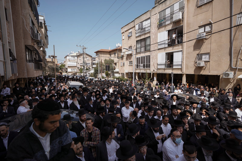 Flera hundra sörjande samlades på onsdagen för att begrava ett av de fem offren i Bnei Brak, Israel.
