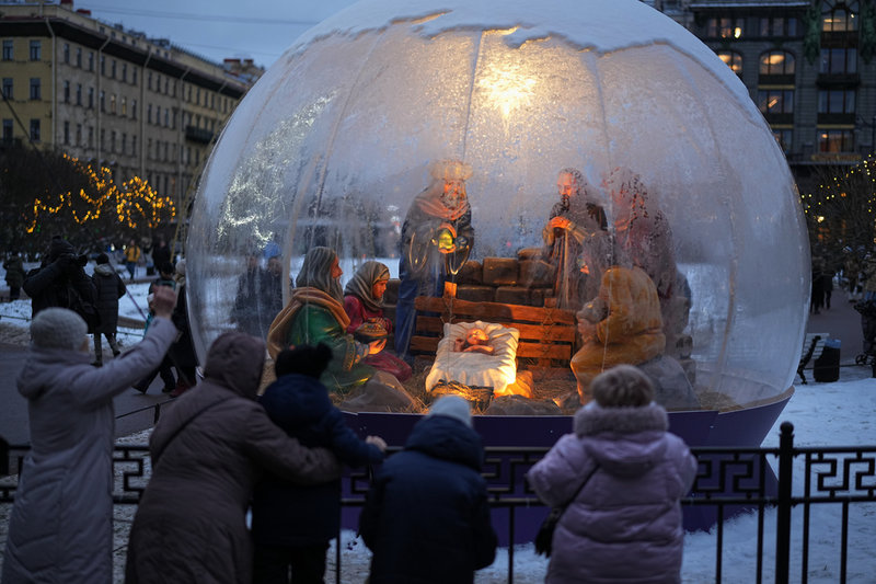 Förbipasserande stannar till vid en julinstallation i Sankt Petersburg i Ryssland.