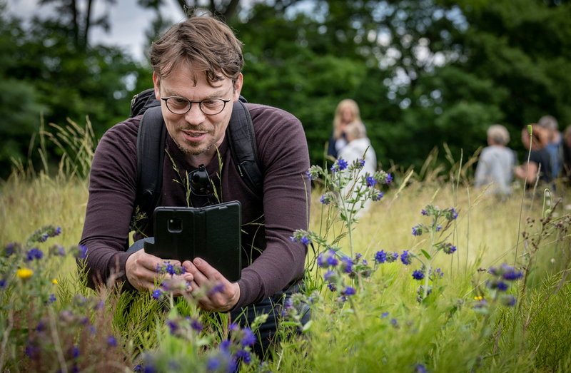 Ulf Nilsson från Fritidsodlingens riksorganisation plåtar pollinatörer vid Kiviks musteri.