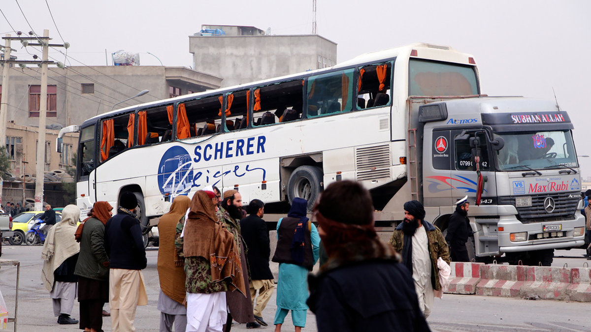 Den skadades bussen fraktas bort efter vägbomben i Mazar-e Sharif på tisdagen.