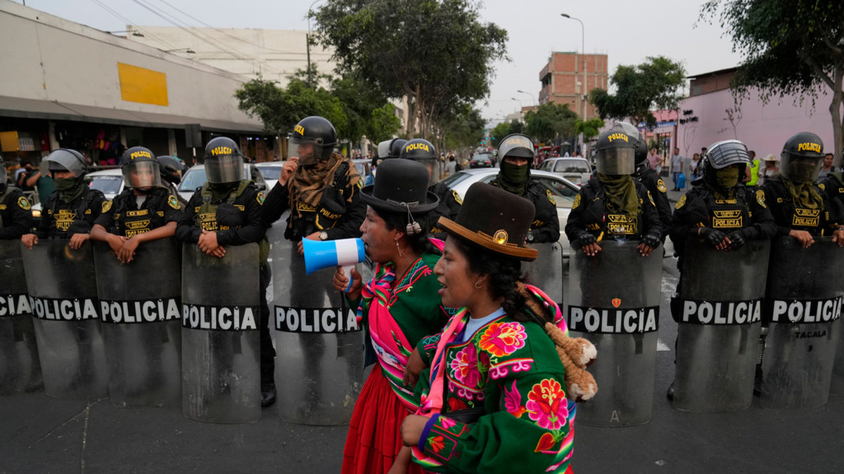 Demonstranter i Perus huvudstad Lima kräver regeringens avgång och rättvisa åt dödsoffren.