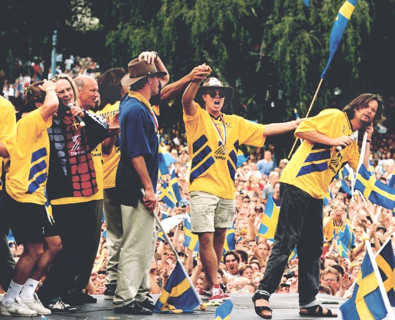 GES, med Orup i målvaktströja och Anders Glenmark, längst till höger, när landslaget firar VM-bronset i Rålambshovsparken i centrala Stockholm den 18 juli 1994. 