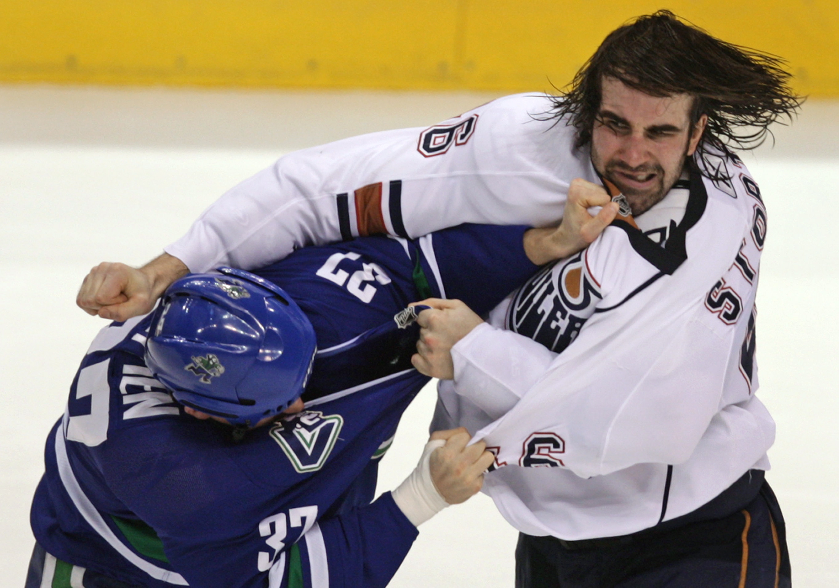 Rypien gjorde sig känd som en slagskämpe i NHL. Här slåss han mot Edmontons Zack Stortini.