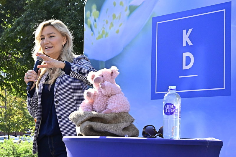 Kristdemokraternas partiledare Ebba Busch drar fram en rosa gosedjursgris ur en säck för att hävda att den som röstar på de rödgröna inte kan veta vilken politik de röstar för.