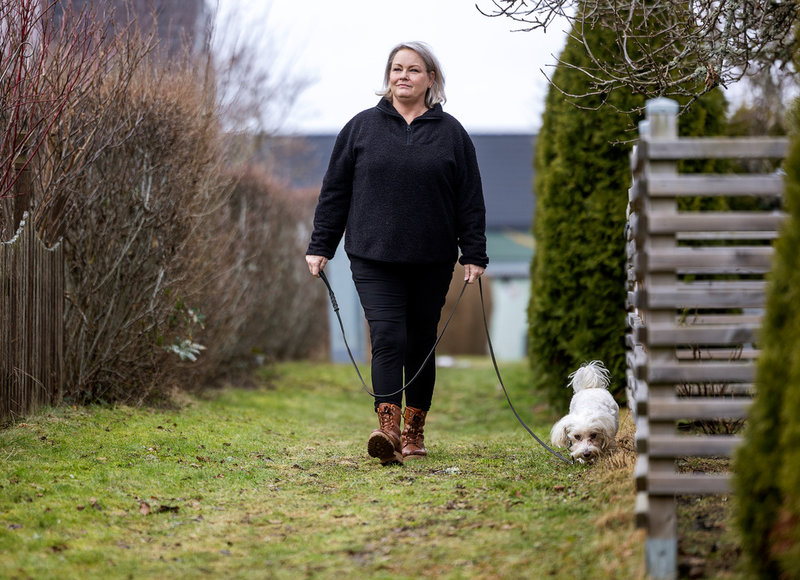 Jessica Söderfjord med hunden Rufus.