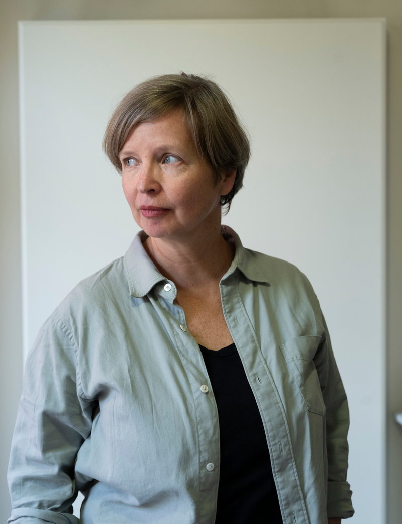 'En boks innehåll är inte bara dess handling. Vissa saker känns bara, om du lyckas skapa de tysta utrymmena. Det kanske är min bakgrund i DDR – vi var väldigt vana att läsa tidningen och att läsa det osynliga innehållet mellan raderna. Det handlade alltid om att förstå det outsagda, som bara kändes', säger Jenny Erpenbeck.
