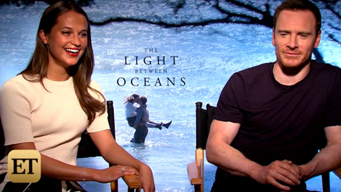 Alicia Vikander och Michael Fassbender berättar om sin relation i Entertainment Tonight. 