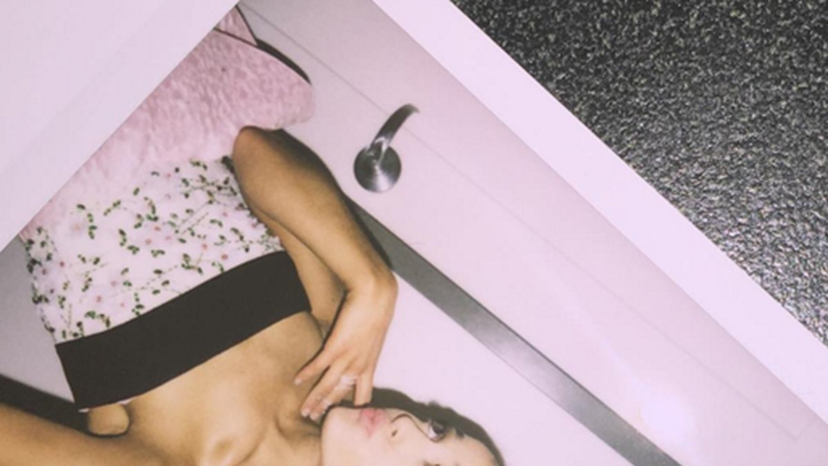 Ariana Grande bjuder på en polaroid. 