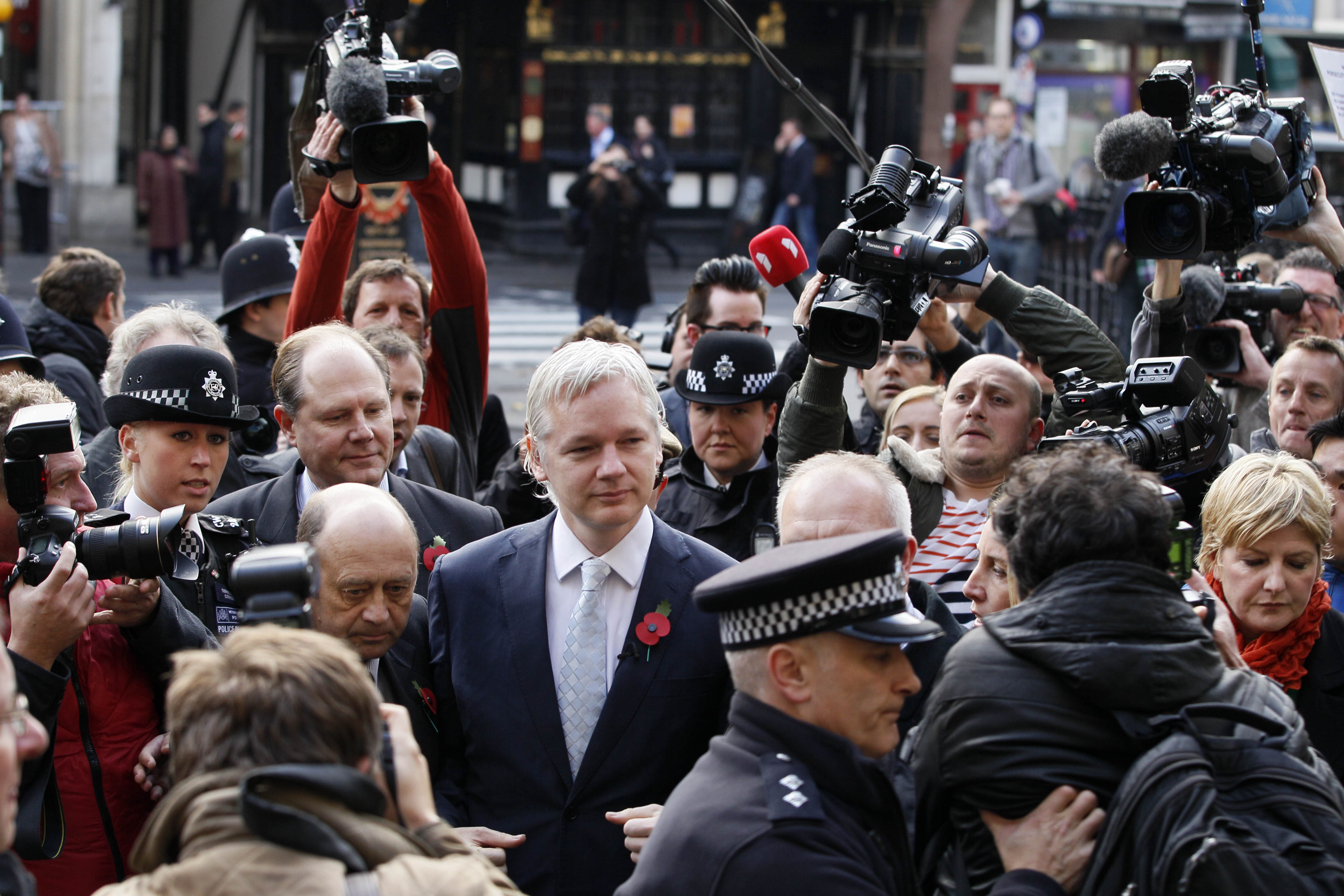 Ett stort medieuppbåd mötte Wikileaksgrundaren när han skulle in i High Court i London.