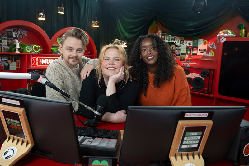 Hampus Hedström, Linnea Wikblad och Assia Dahir gör sig redo i buren på Stora torget i Karlstad. 