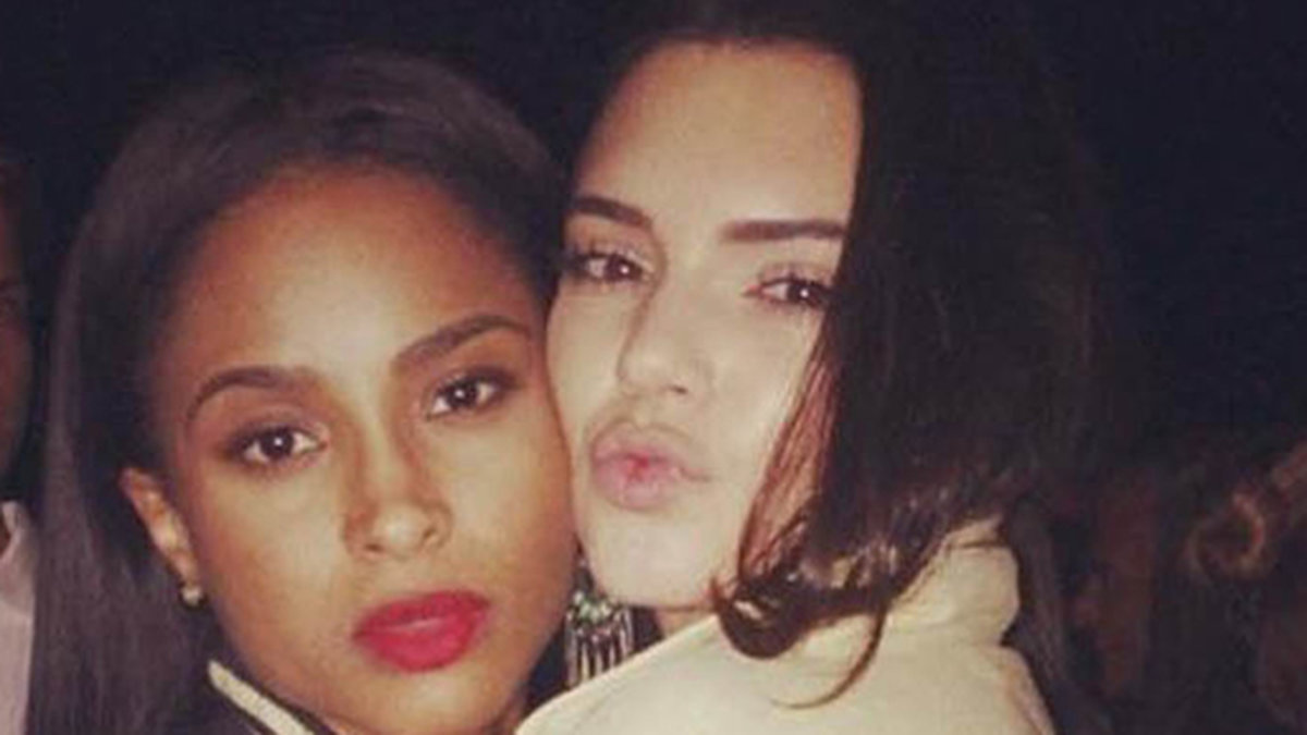 Ciara och Kendall Jenner poserar loss. 