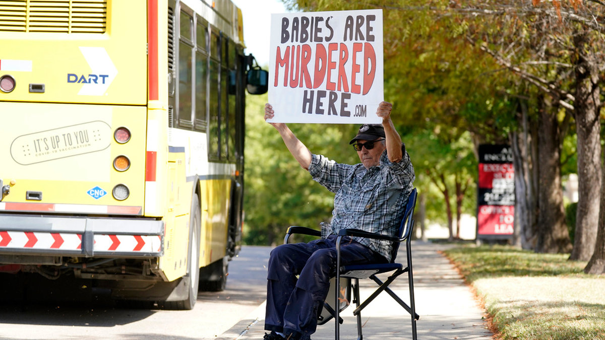 En abortmotståndare utanför en klinik i Dallas, Texas. Arkivbild.