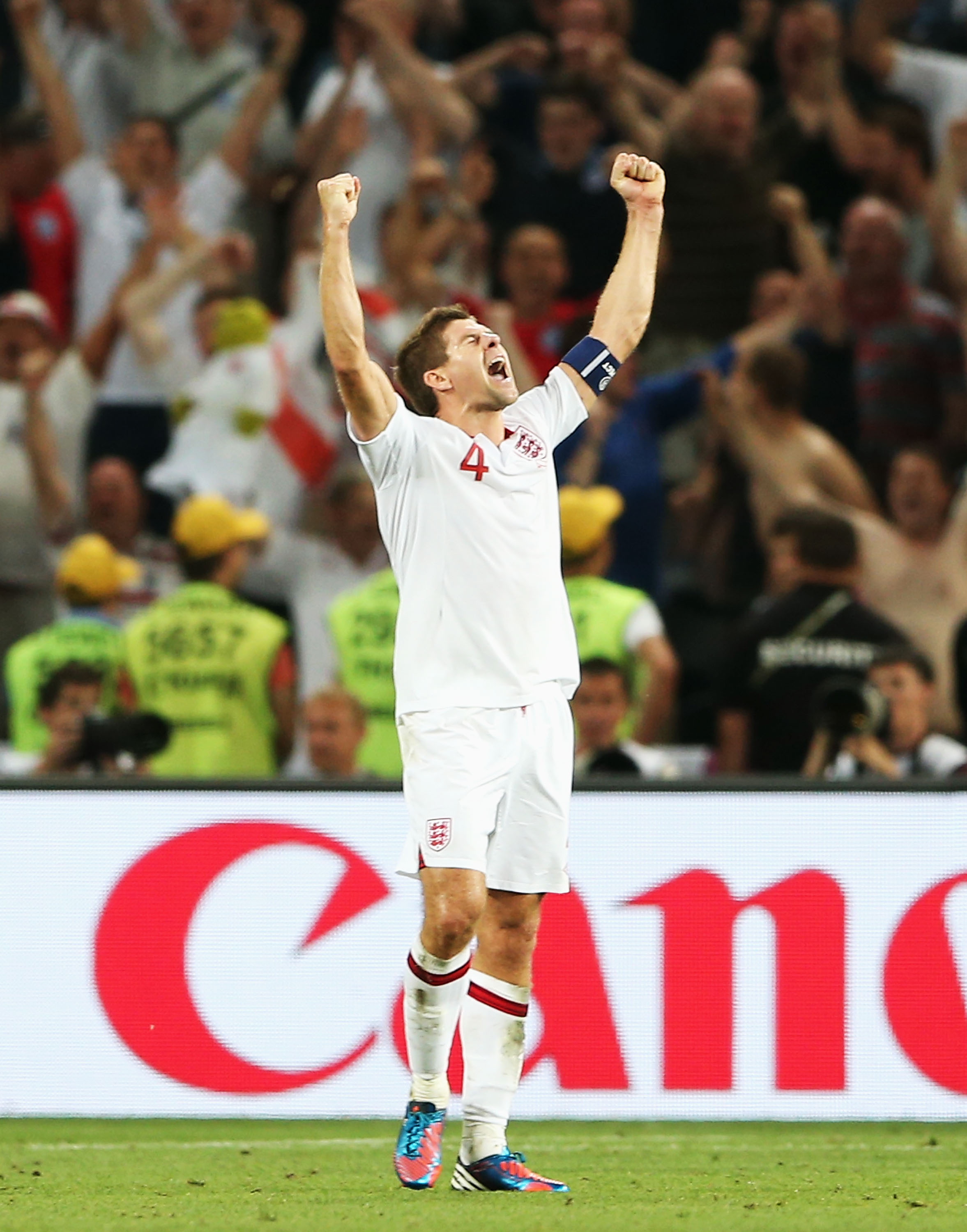 Steven Gerrard jublar efter att England vunnit gruppen. Steven Gerrard jublar efter att England vunnit gruppen.