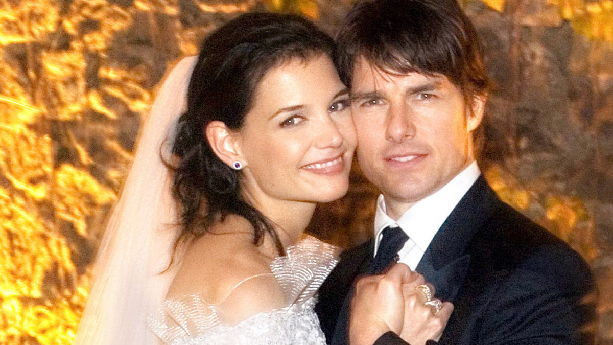 Katie Holmes chockade både världen – och sin make Tom Cruise, när hon ansökte om skilsmässa år 2012. Katie lyckades föra alla bakom ljuset när hon med hjälp av sina jurister i hemlighet planerade sin skilsmässa. Allt utan att hennes tokberömda make Cruise ens anade vad hon hade i kikaren. 