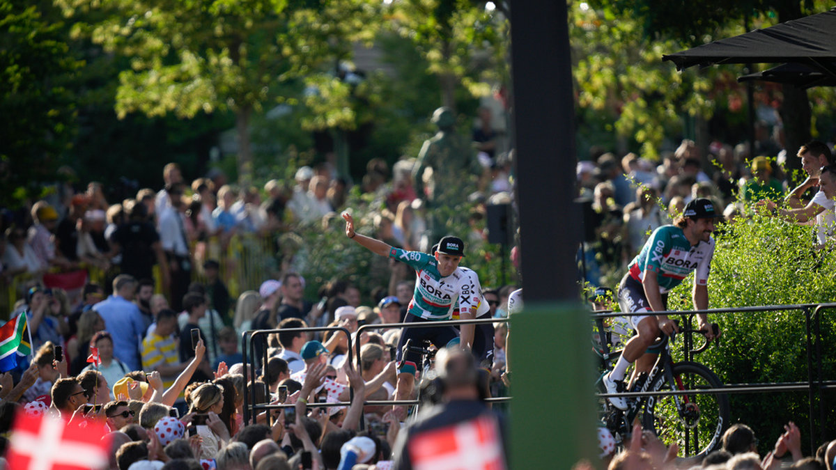 På fredag startar världens största cykeltävling i Köpenhamn. Under onsdagen presenterades de 22 cykelstallen på nöjesparken Tivoli och här välkomnas Team Bora av den danska publiken.