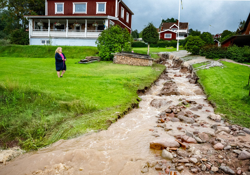Maria Jax i Gärdebyn vid Rättvik konstaterar att vattnet spolat bort infartsvägen till huset.