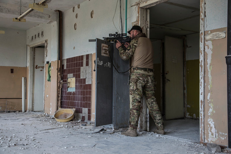 En ukrainsk soldat vid frontlinjen i Sievjerodonetsk, i regionen Luhansk fär hårda strider rasar. Bild från 8 juni.