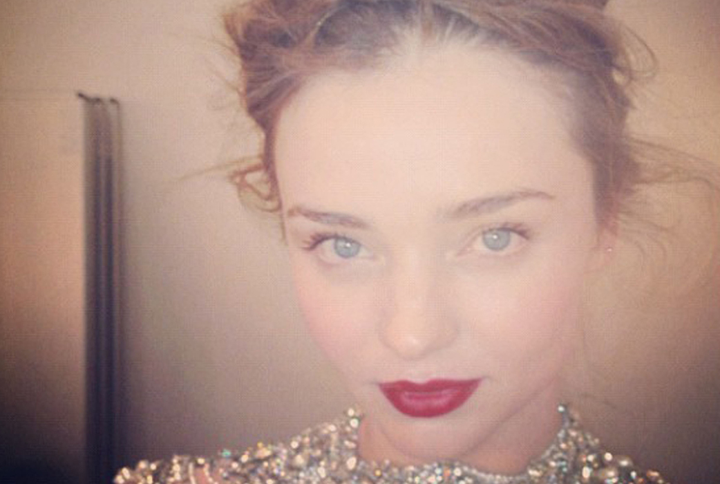 Miranda Kerr rockar röda läppar. Miranda Kerr rockar röda läppar.