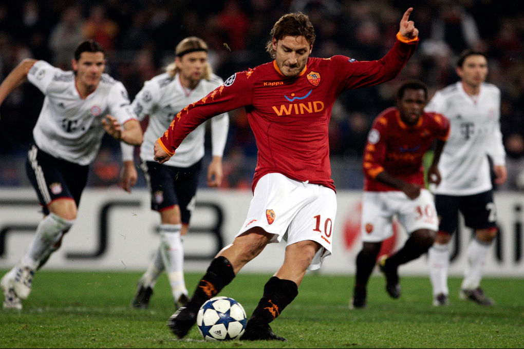Notera att Totti gör sin klassiska målgest, innan han ens träffat bollen.